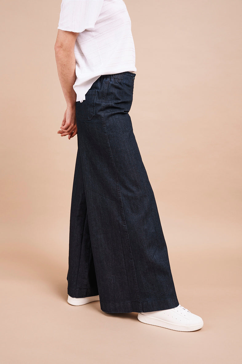 MUST HAVE PANTS in dark blue jeans