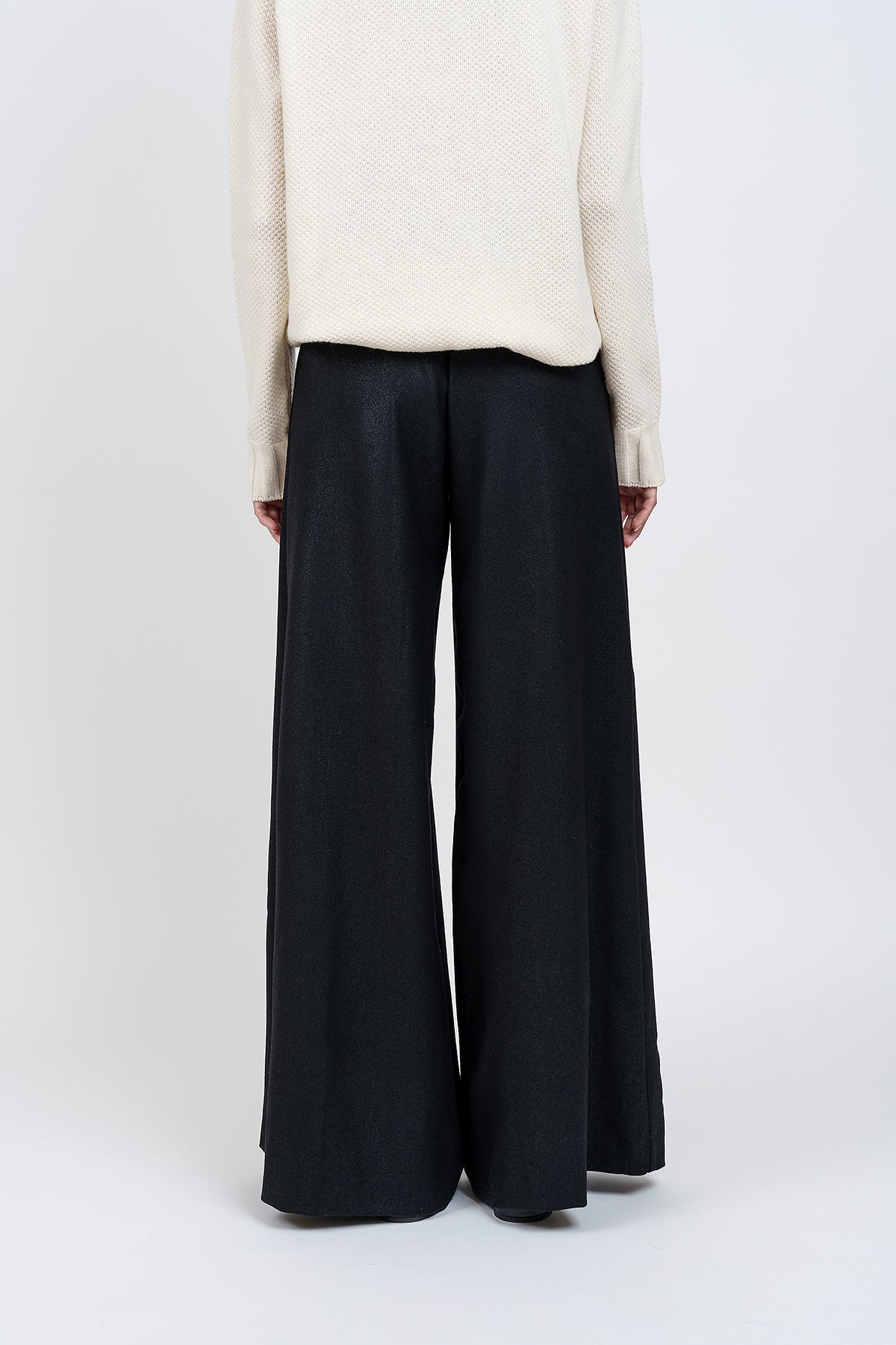 MUST HAVE TROUSERS in laminated wool
