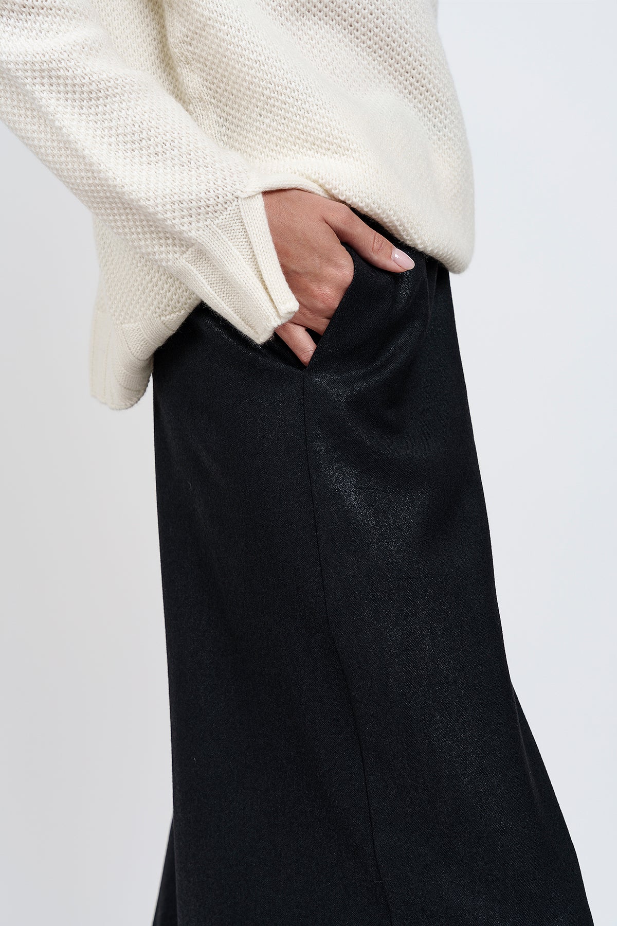 MUST HAVE TROUSERS in laminated wool